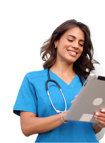 Doctora con estetoscopio mirando un dispositivo electrónico Doctora con estetoscopio mirando un dispositivo electrónico