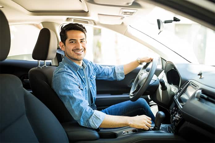 Mujer soriendo dentro del coche